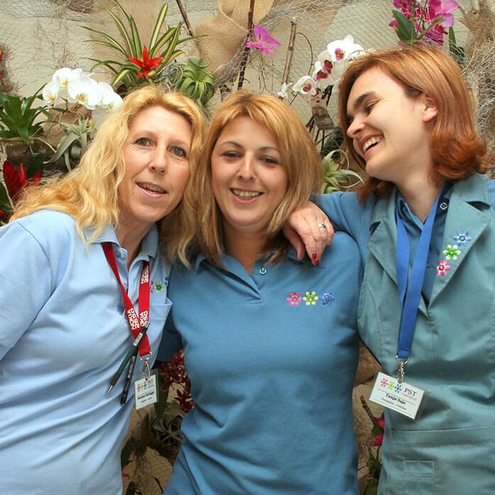 Tri cvetličarke, ki se smejijo v Plečnikovi cvetličarni.