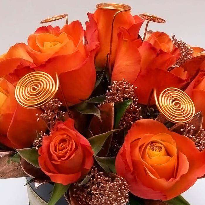 šopek z oranžnimi vrtnicami dekoracija za rojstni dan Radia Aktual