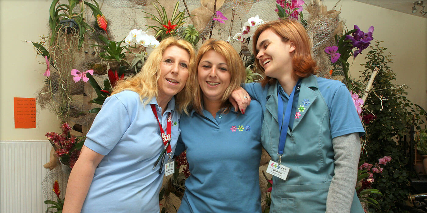 Tri cvetličarke, ki se smejijo v Plečnikovi cvetličarni.