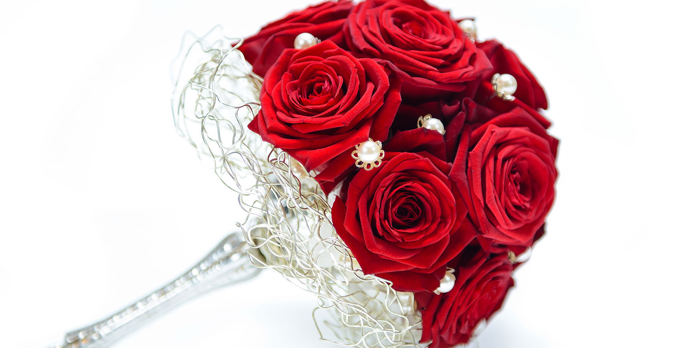 poročni šopek z vrtnicami in biseri