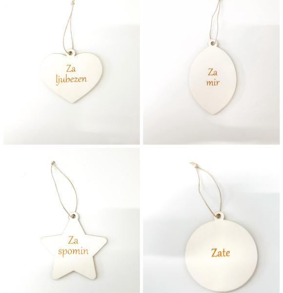 Plecnikova cvetlicarna leseni okraski belo ozadje 12 2025